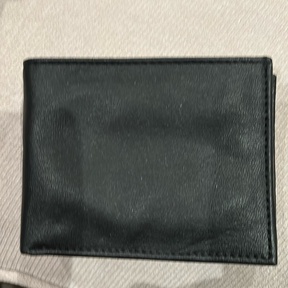 Simple black wallet in all leather NWOT
